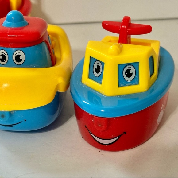 3 Bees and Me Magnetic Bath Tug Boats - Picture 4 of 6